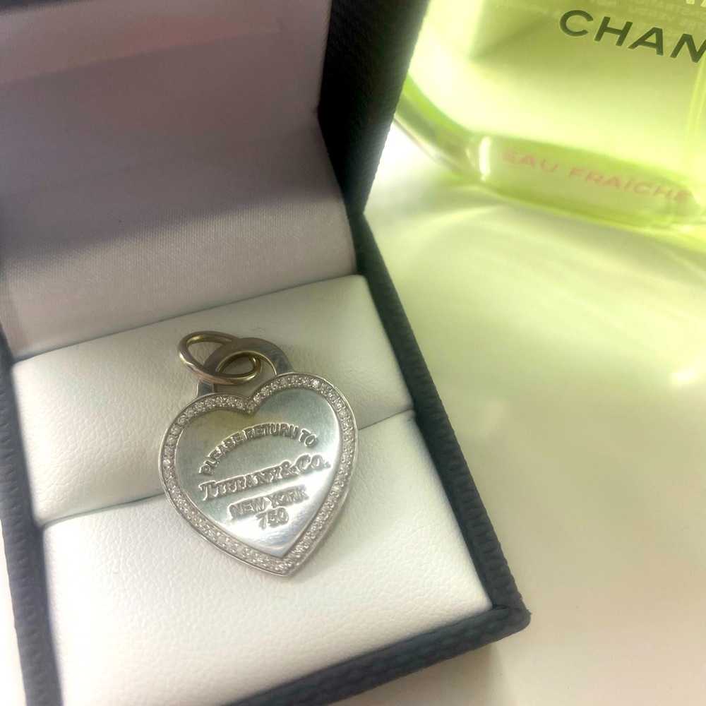 Tiffany & Co. Return to Tiffany diamond white gold pendant